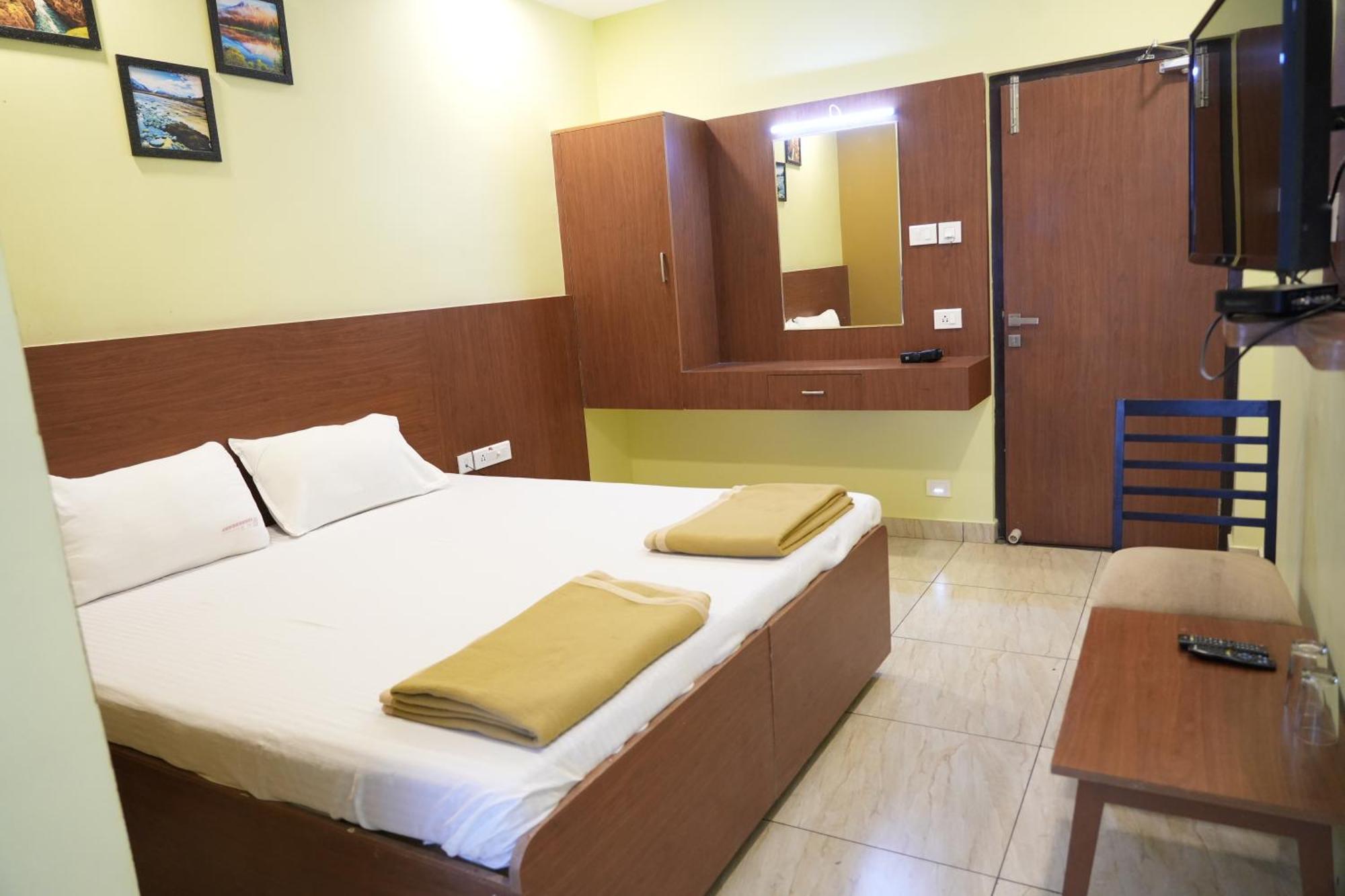Sri Krishnan Residency Hotel Pollāchi Eksteriør billede